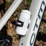 Bidon rowerowy DEMIG 550ML BIAŁY